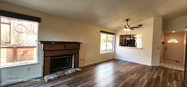 Building Photo - Beautiful & Unique 3 Bed 2 Bath Home w/Cus...