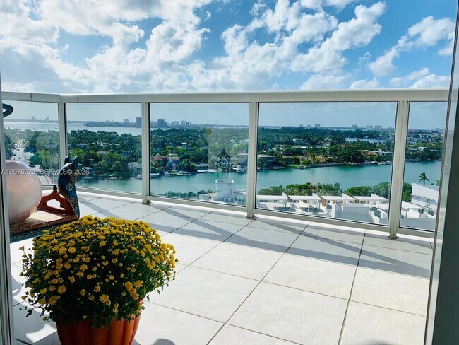 Foto del edificio - 6301 Collins Ave