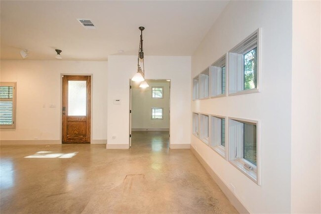 Building Photo - 610 W Live Oak St