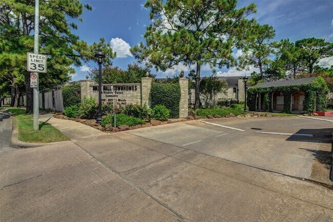 Building Photo - 2804 Holly Hall St