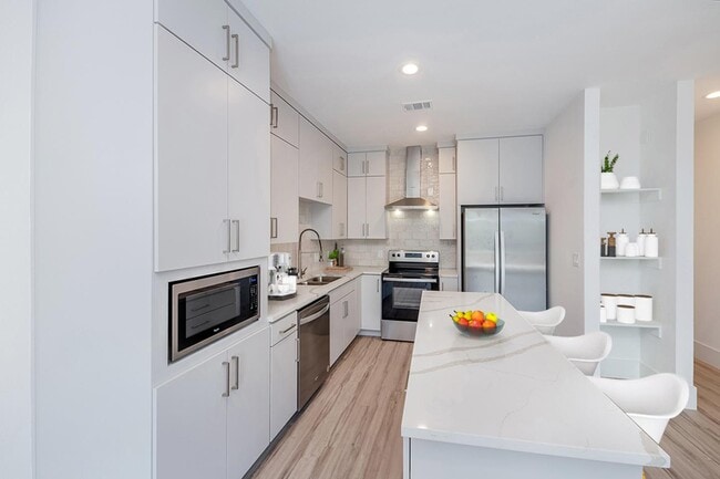 Foto del edificio - Modern Munger Place townhome with city sky...
