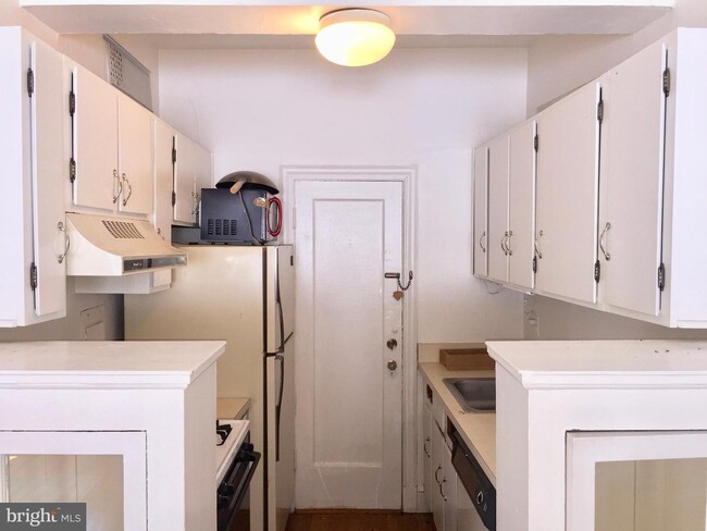 Kitchen - 2040 Belmont Rd NW