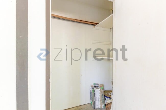 Building Photo - Unit