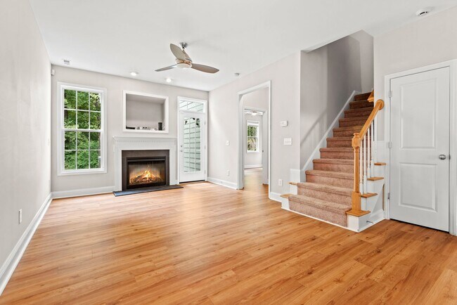 Building Photo - Beautiful 3 bedroom 3.5 bath with bonus room!