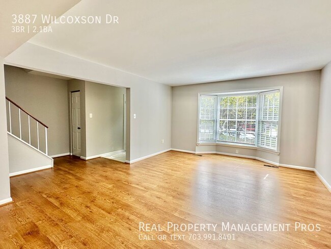 Building Photo - Gorgeous End Unit in Fairfax City!