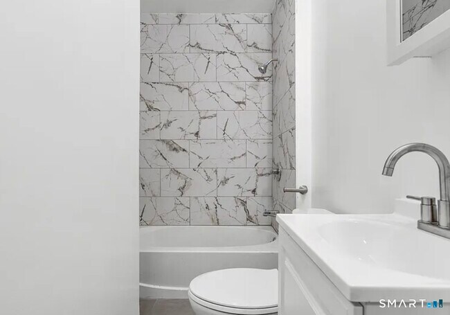 Building Photo - 301 Poplar St