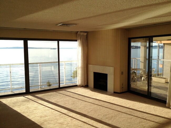 living area - 2108 Alki Ave SW (Seattle, WA) Apartment