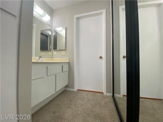 Foto del edificio - 2-Bed, 2-Bath Condo in Gated Community with Pool