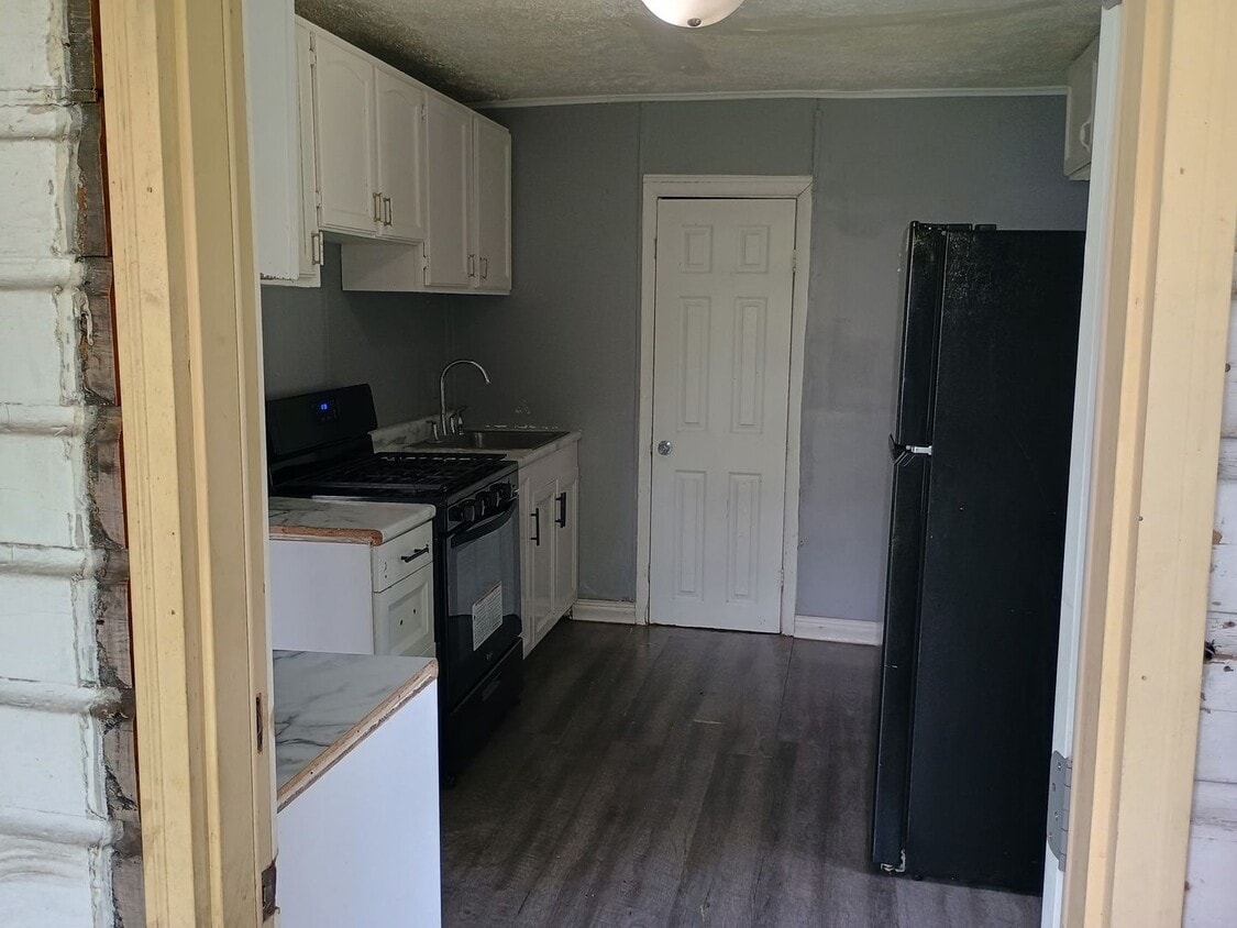 Primary Photo - 2 Bedroom 1 Bathroom House