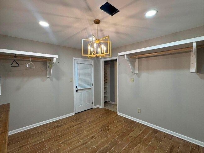 Building Photo - 1498 Garland Dr
