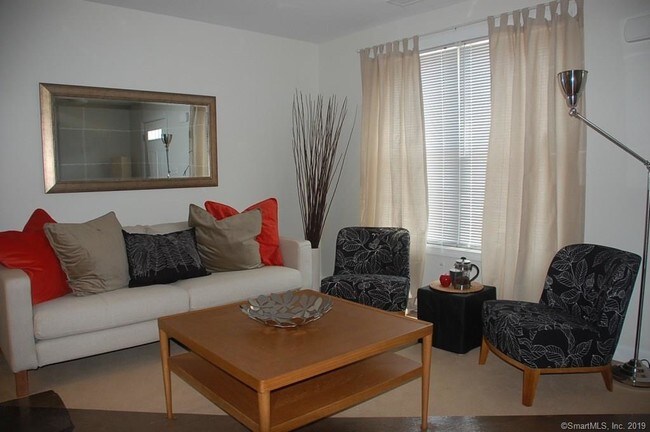 Foto del edificio - 43 Fairfield Ave