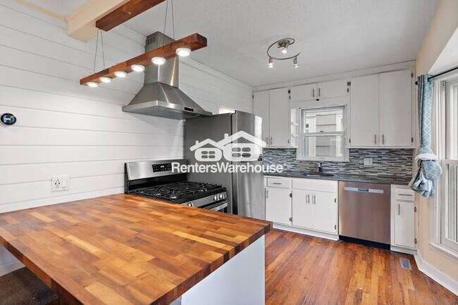 Building Photo - 5 Bed 2 Bath in a great location, just blocks from Lake Nokomis-Available July 1st