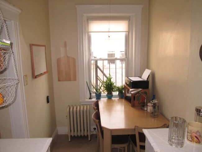 Building Photo - 220 Kelton St