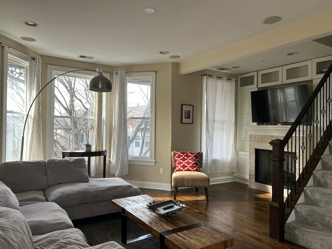 Building Photo - 3249 N Hoyne Ave