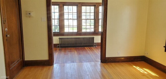 Foto del edificio - 1 br, 1 bath Apartment - 1037 Shawano Ave
