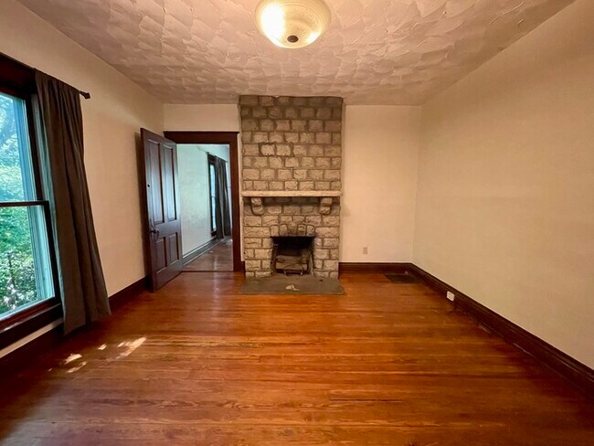 Foto del edificio - 425 Cherry Ln