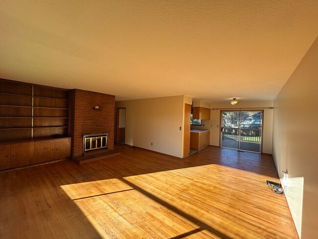 Building Photo - Large Lot With Tons of Privacy