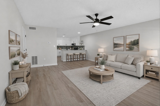 Salas de estar de concepto abierto - Overby Park Townhomes