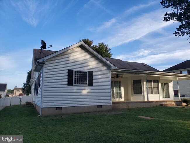 Building Photo - 620 Quaker Hill Rd