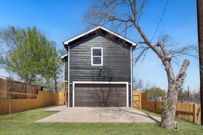 Building Photo - 221 Roberts St