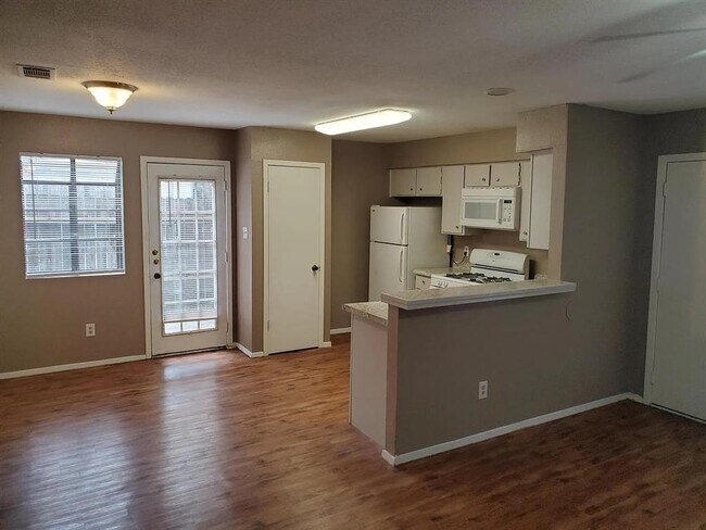 Foto del edificio - 801 Bracewood Cir
