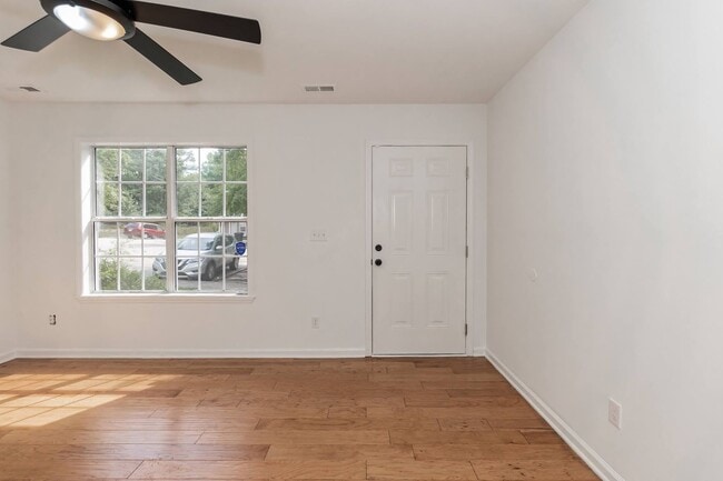 Building Photo - Amazing home 10 minutes to Downtown Raleigh