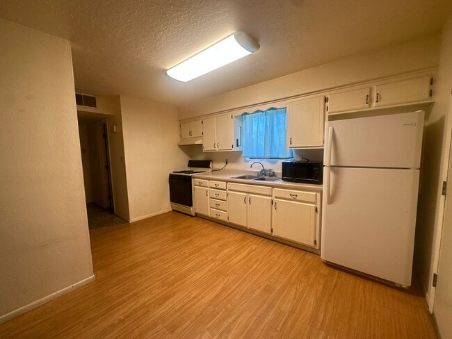 Building Photo - 3 Bedroom 1 Bathroom Home for rent in Aztec