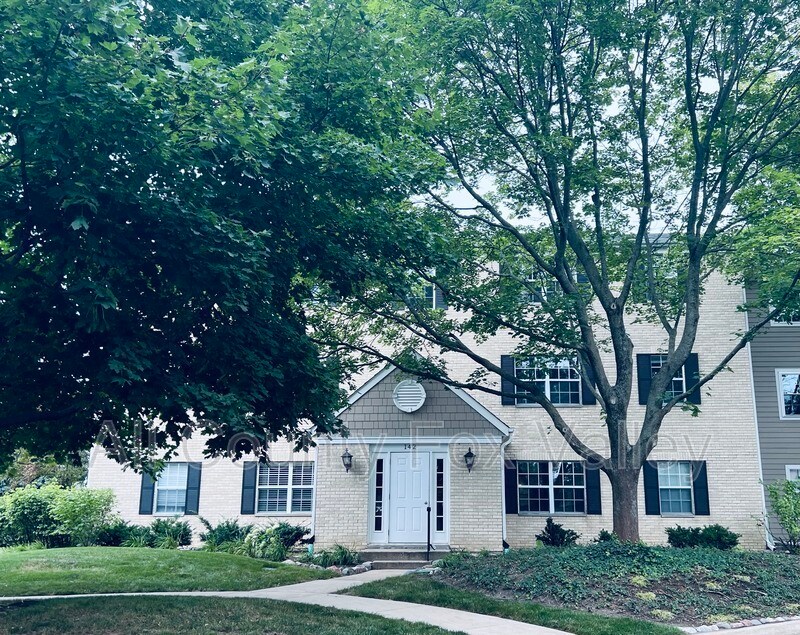 Foto principal - 142 E Winchester Rd