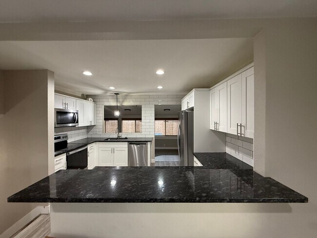 Foto del edificio - Beautifully upgraded home on Chambers