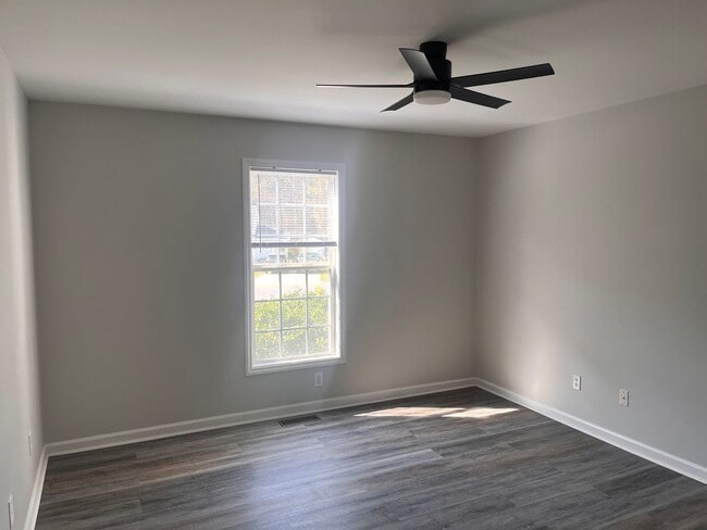 Foto del edificio - 3 bedroom 2 bath single family home. Fresh paint, new floors