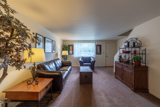 Living room - Shadeland Terrace Townhomes w/Basements