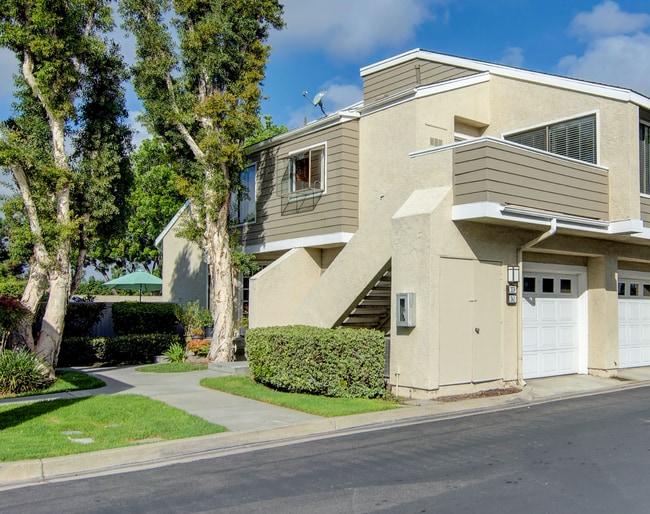 Building Photo - 2 Bedroom Condo Located In Quiet Irvine HO...