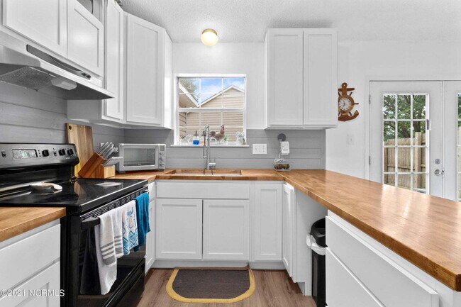 Building Photo - Charming 2-bedroom, 2-bath home.