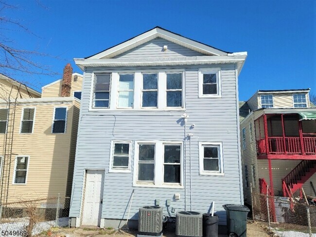 Building Photo - 1024 Bond St