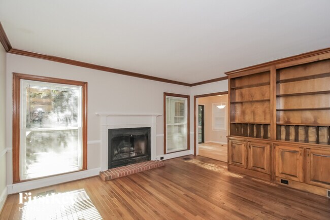 Building Photo - 4927 Castlewood Dr SW