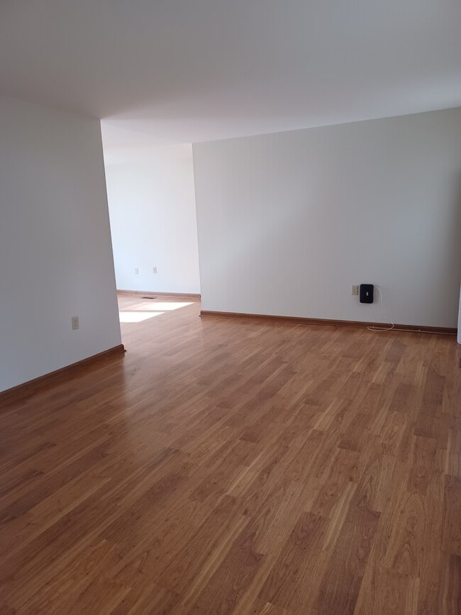 Building Photo - 557 Eagle Dr