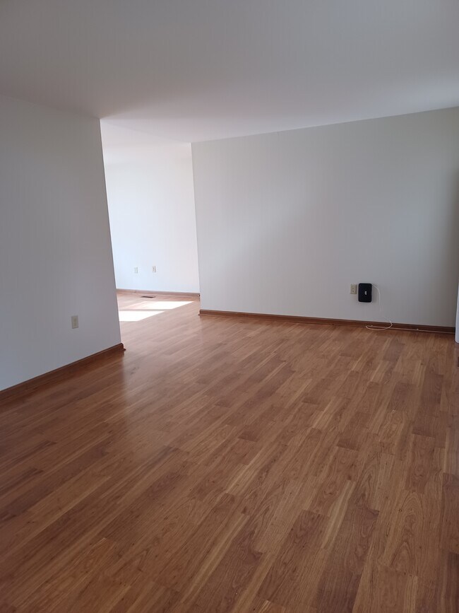 Foto del edificio - 557 Eagle Dr