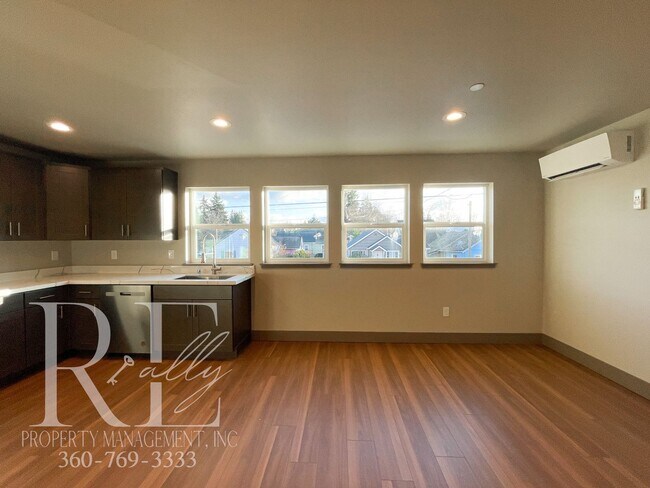 Building Photo - 1-Bedroom Home with Modern Finishes, A/C & In-Unit Laundry