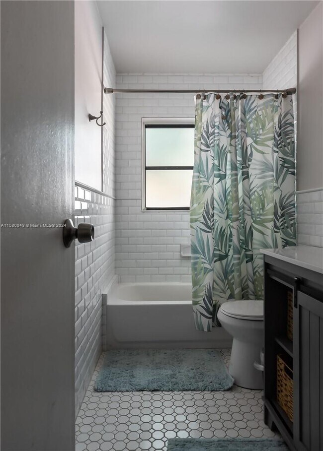 Foto del edificio - 1115 Van Buren St