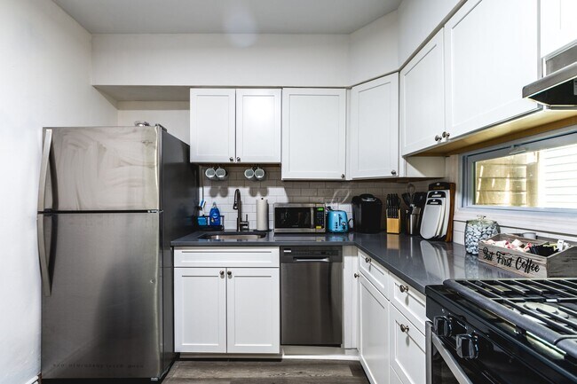 Foto del edificio - 4913 Yew St