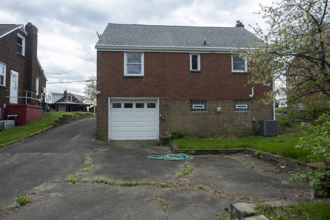 Building Photo - 713 Overhill Dr