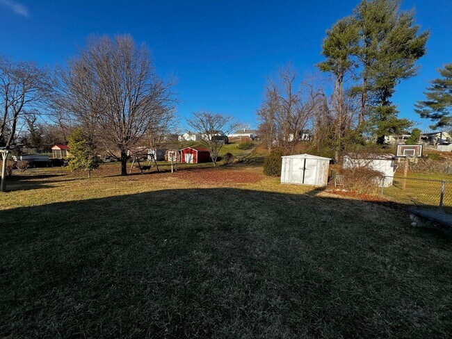 Building Photo - Radford, 2 BR / 1 BA, Available NOW!