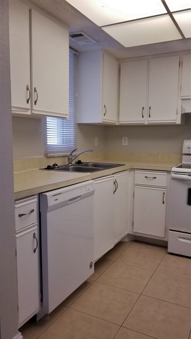 Building Photo - 1550 SE Royal Green Cir