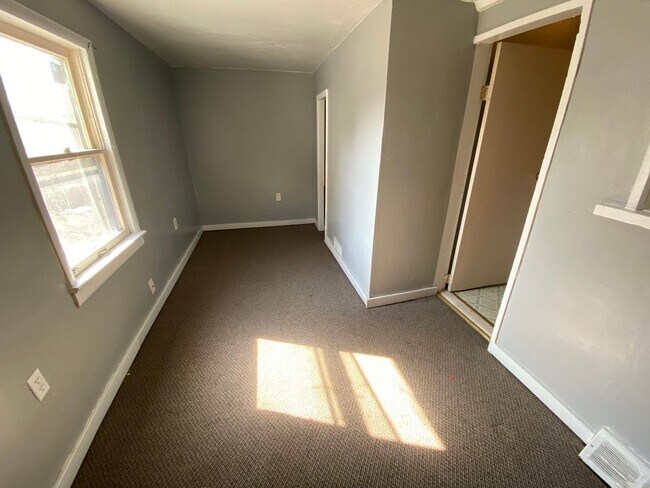 Building Photo - 703 W Walnut Street- 1 Bed Apt in Vine Nei...