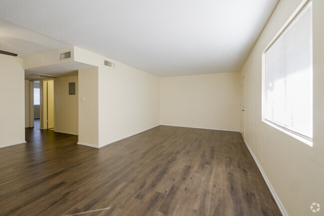 2BR, 1BA - 820SF - Living Room - 2516 W Augusta Ave