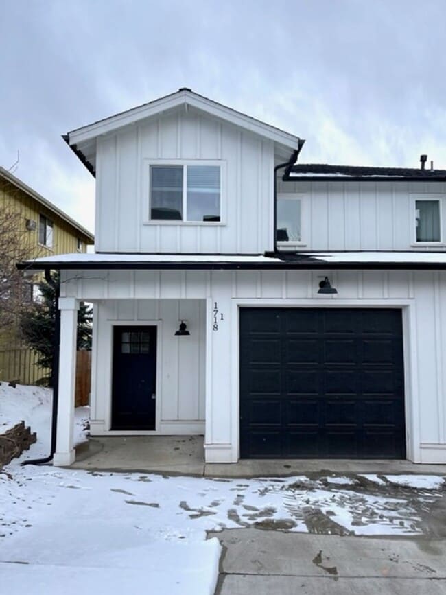 Building Photo - 1718 NE Lotus Dr