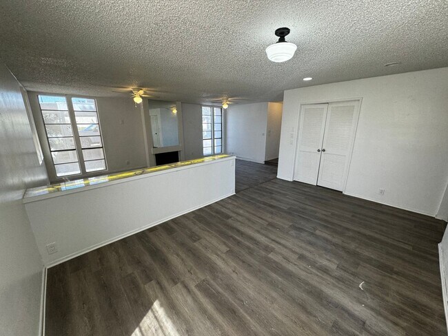 Foto del edificio - 3 BEDROOM 2 BATH, FIRST FLOOR UNIT