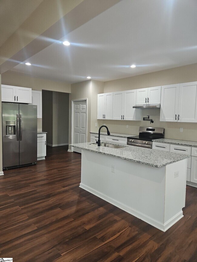 Building Photo - 1505 E Saluda Lake Rd