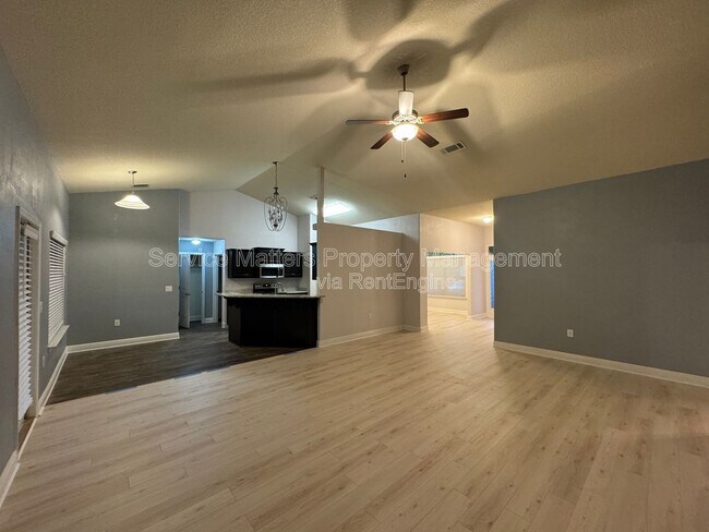 Foto del edificio - 4504 Hampton Bay Blvd