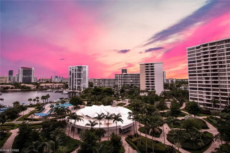 Foto principal - 500 Three Islands Boulevard